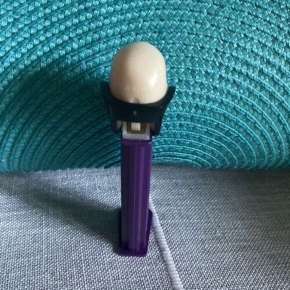 VINTAGE 1971 PEZ SKELETON SKULL W/ PURPLE CAPE/FEET HALLOWEEN RARE Slovenia - Picture 3 of 7